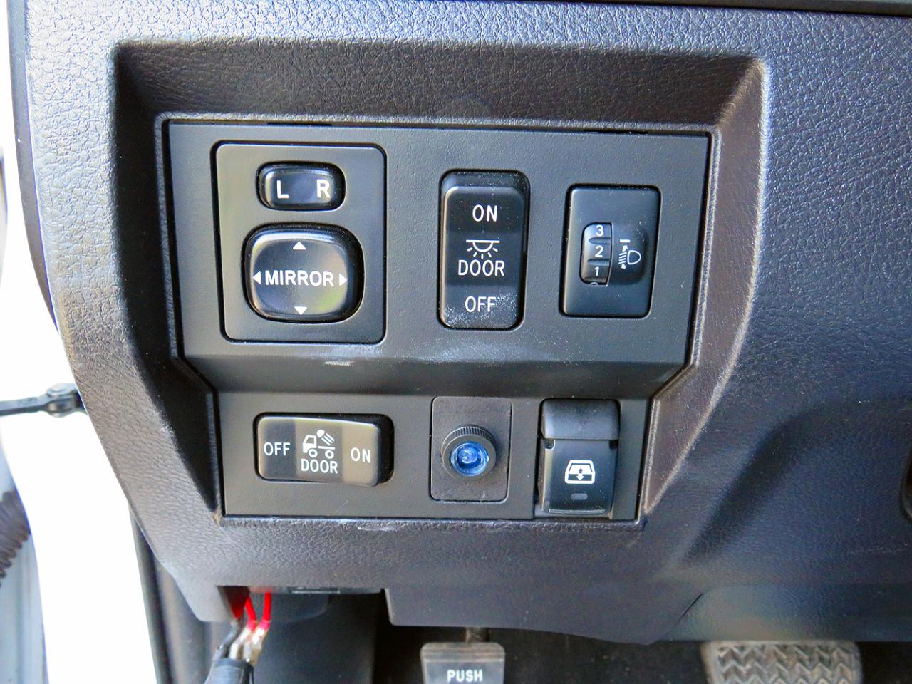 Toyota Tundra 4WD Truck CrewMax 5.7L FFV V8 6-Spd AT SR5 (Natl) 2014