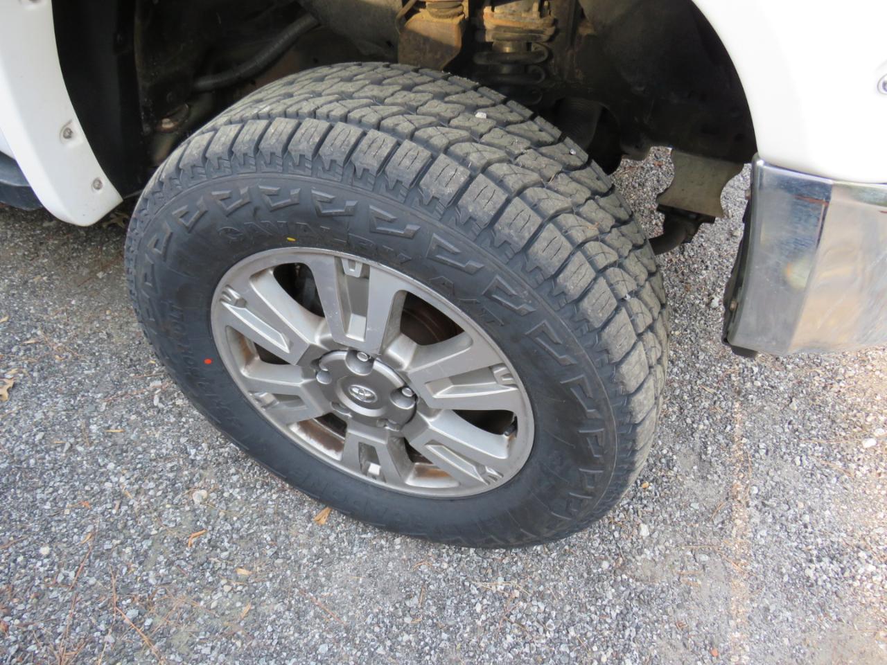 Toyota Tundra 4WD Truck CrewMax 5.7L FFV V8 6-Spd AT SR5 (Natl) 2014