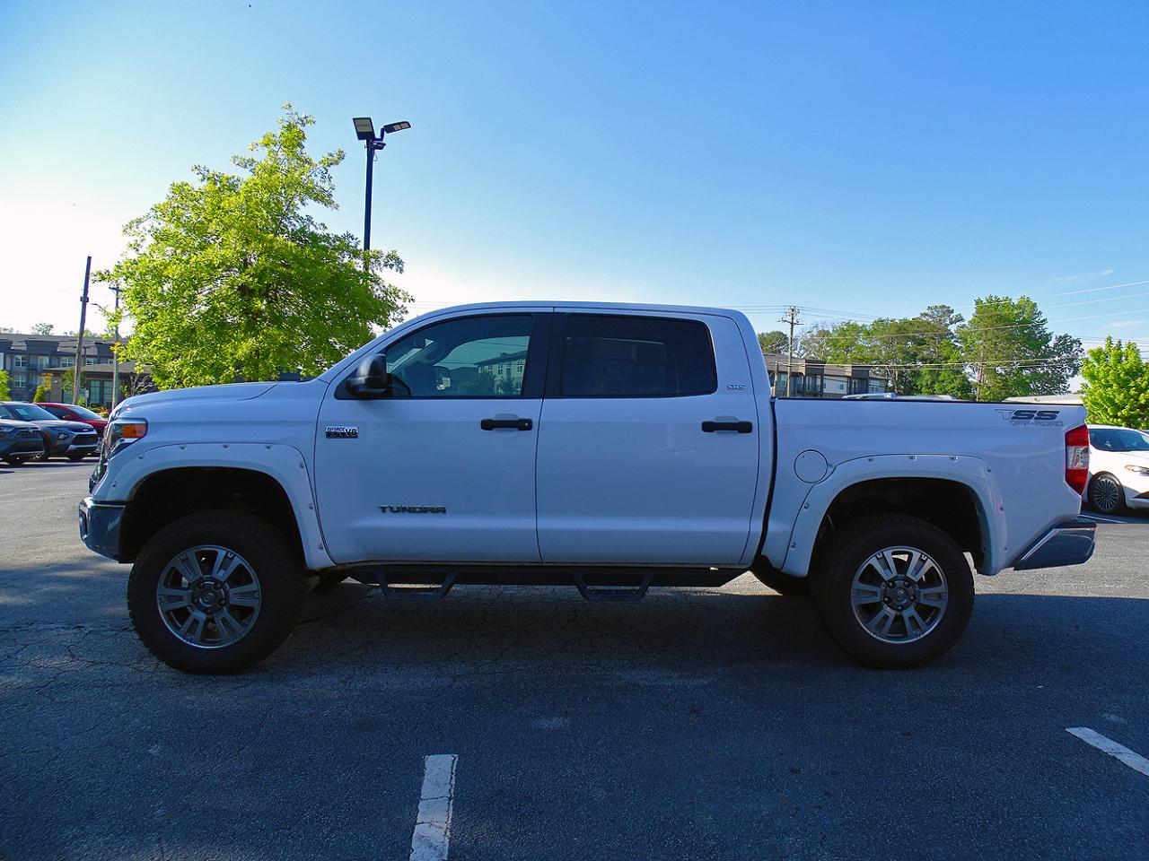 Toyota Tundra 4WD Truck CrewMax 5.7L FFV V8 6-Spd AT SR5 (Natl) 2014