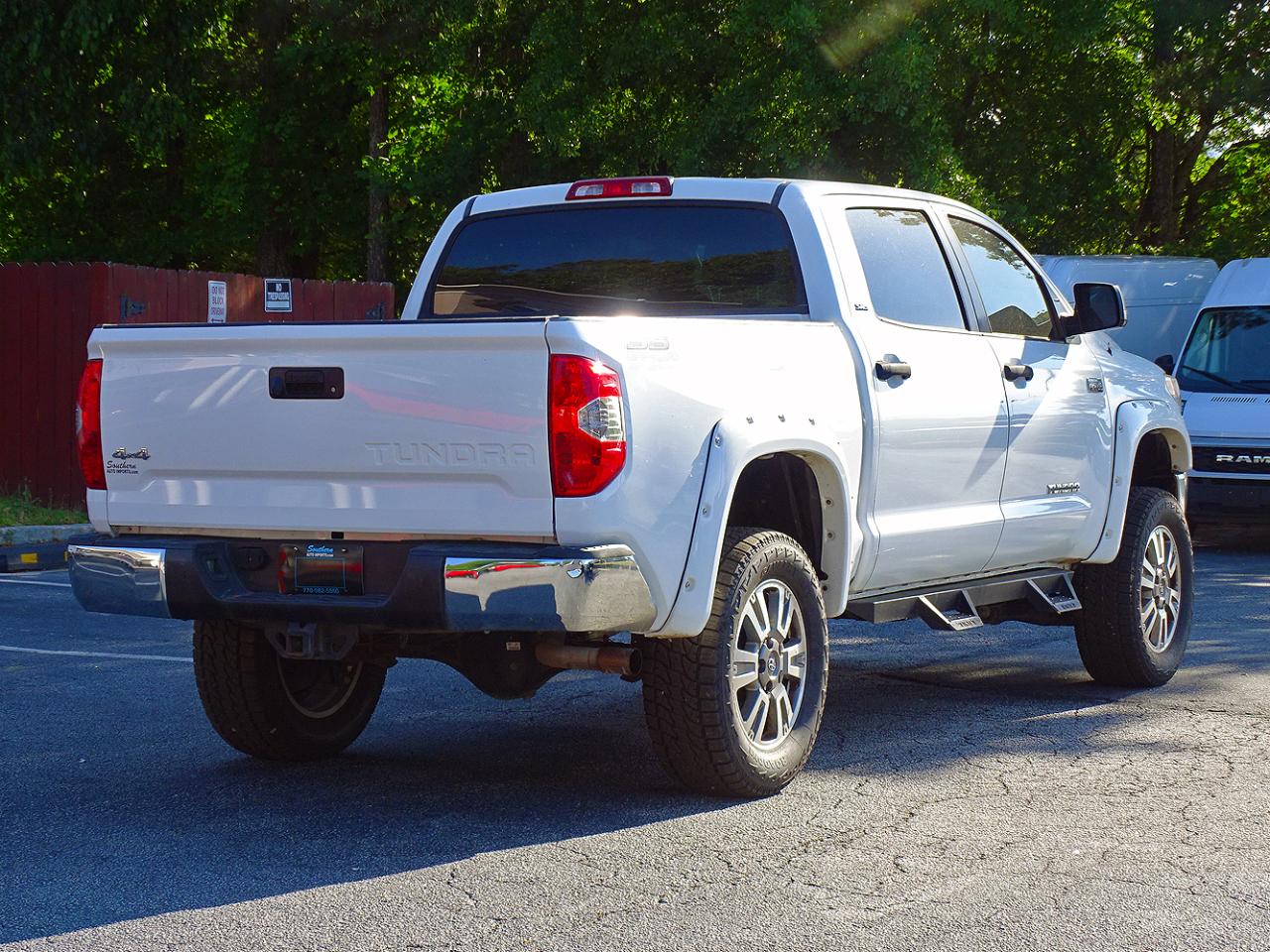 Toyota Tundra 4WD Truck CrewMax 5.7L FFV V8 6-Spd AT SR5 (Natl) 2014