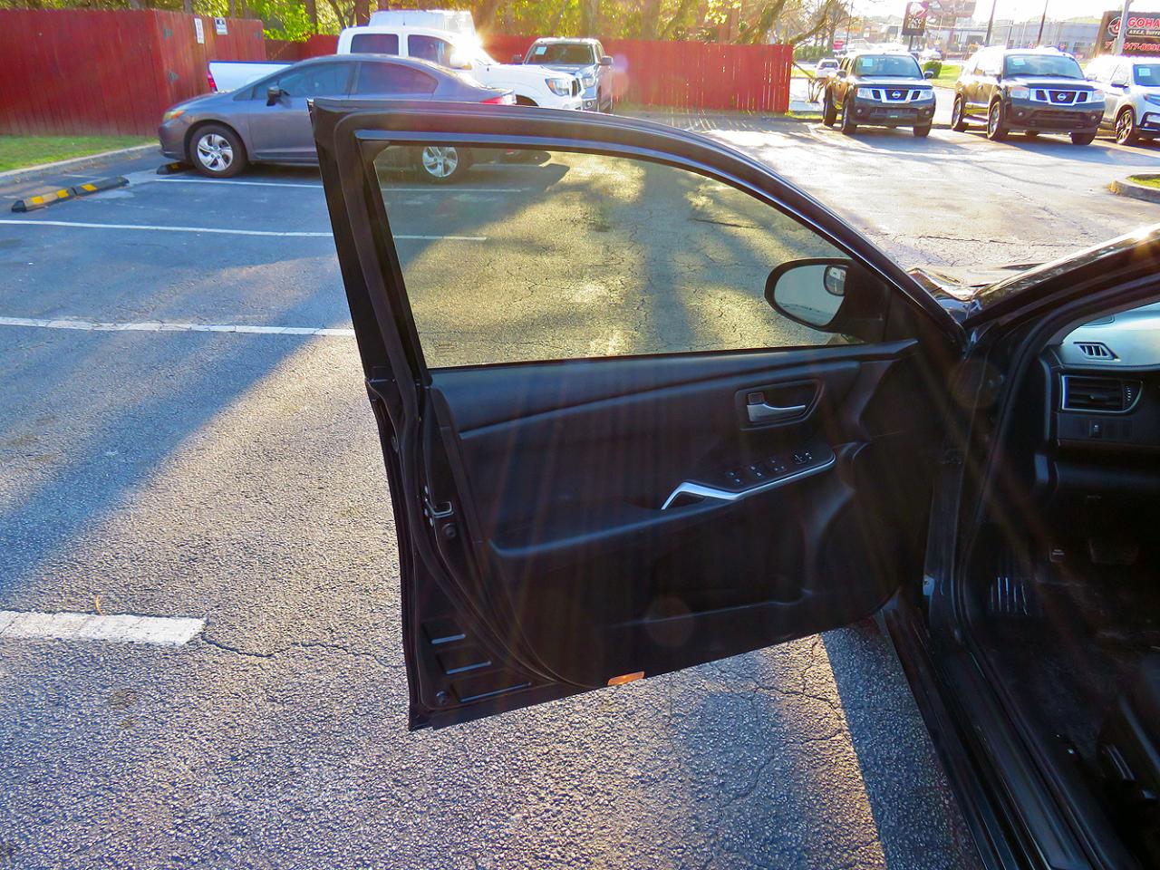 Toyota Camry 4dr Sdn I4 Auto LE (Natl) 2015