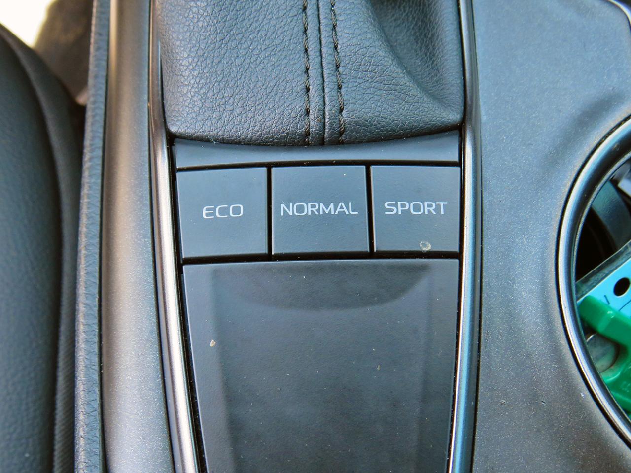 Toyota Camry SE Nightshade Auto (Natl) 2022