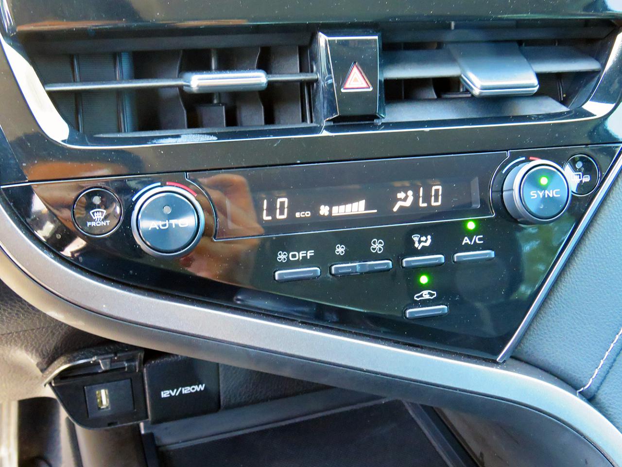 Toyota Camry SE Nightshade Auto (Natl) 2022