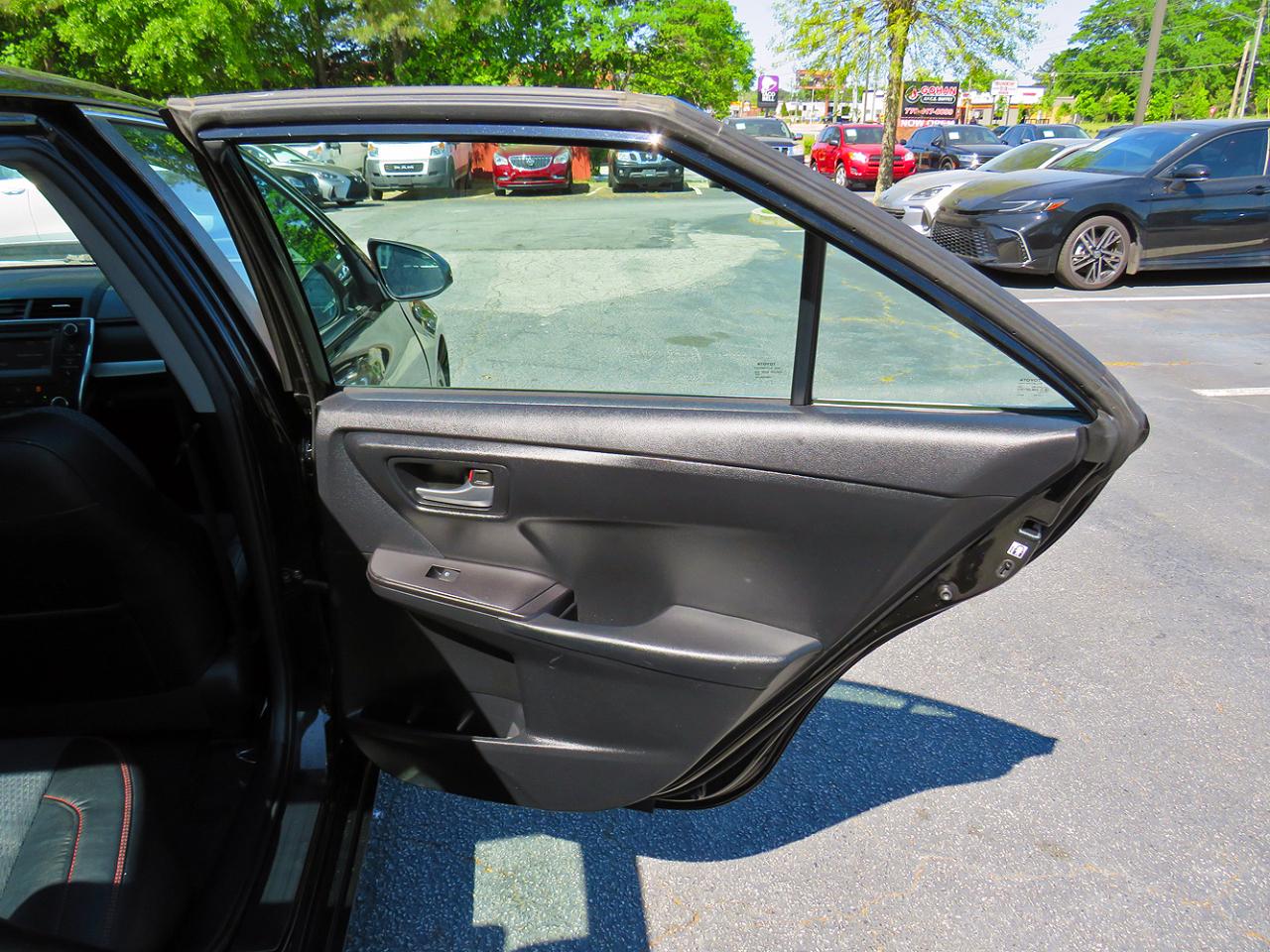 Toyota Camry 4dr Sdn I4 Auto SE (Natl) 2015