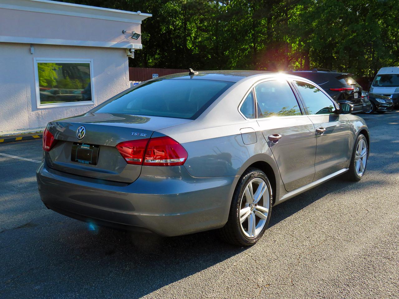 Volkswagen Passat 4dr Sdn 1.8T Auto SE w/Sunroof & Nav PZEV 2014