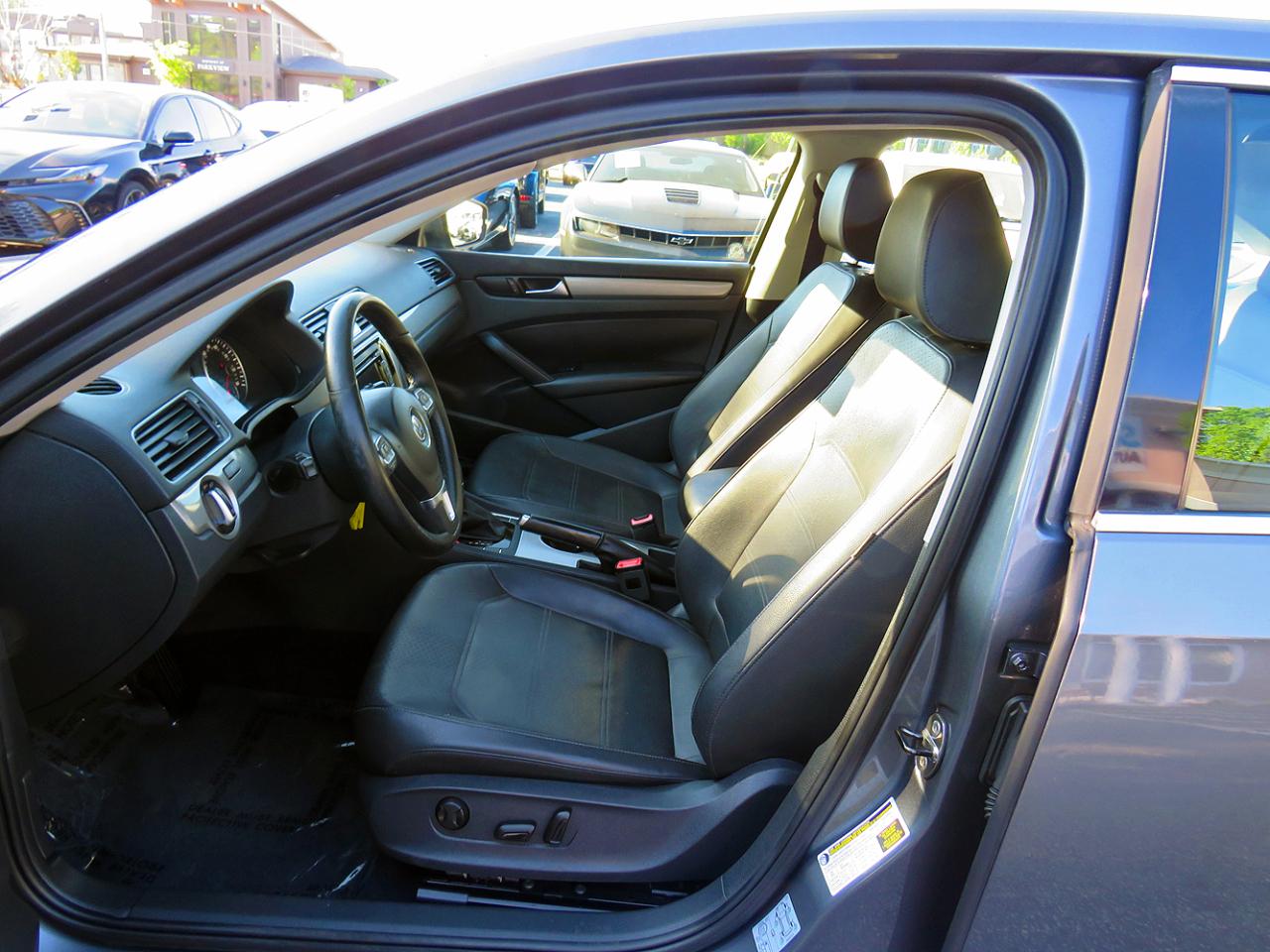 Volkswagen Passat 4dr Sdn 1.8T Auto SE w/Sunroof & Nav PZEV 2014