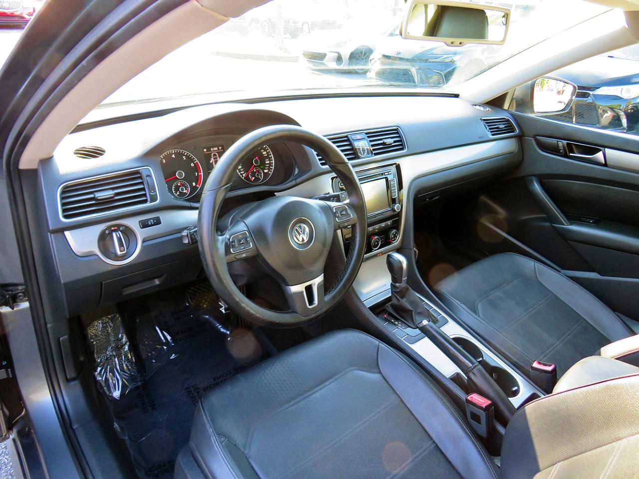 Volkswagen Passat 4dr Sdn 1.8T Auto SE w/Sunroof & Nav PZEV 2014