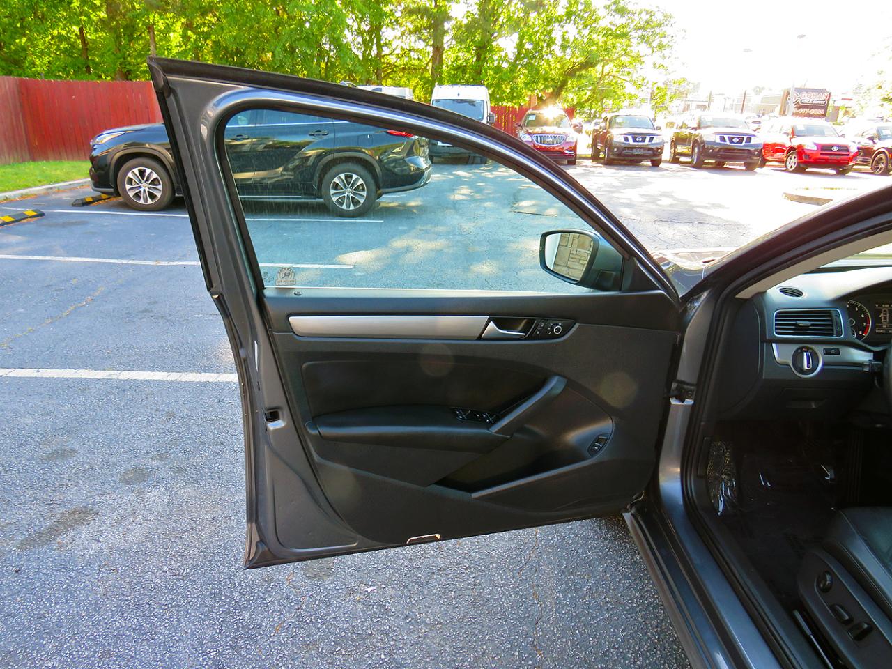 Volkswagen Passat 4dr Sdn 1.8T Auto SE w/Sunroof & Nav PZEV 2014