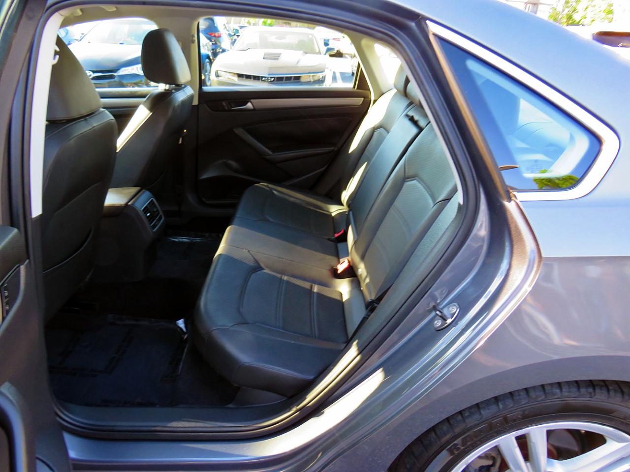 Volkswagen Passat 4dr Sdn 1.8T Auto SE w/Sunroof & Nav PZEV 2014