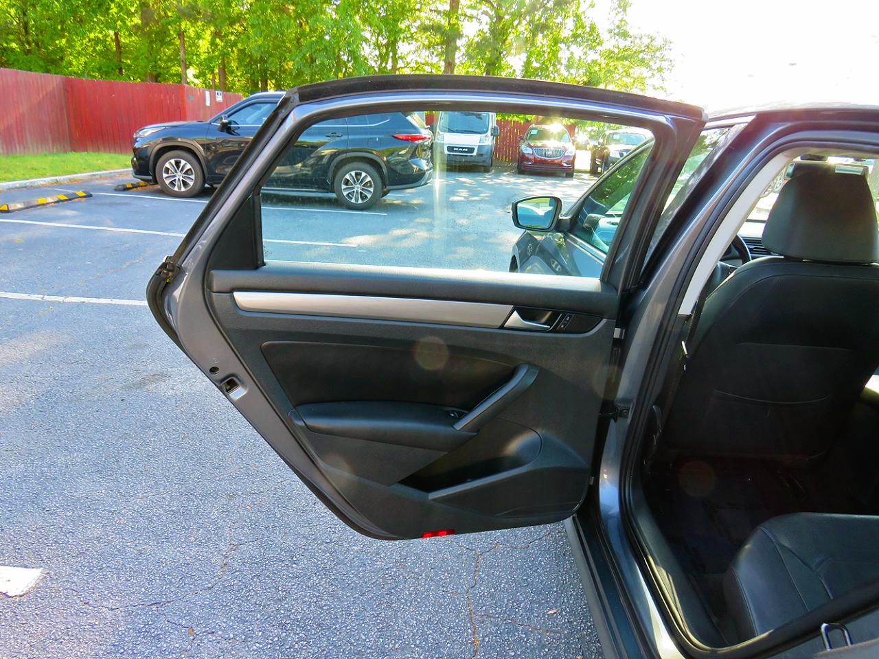 Volkswagen Passat 4dr Sdn 1.8T Auto SE w/Sunroof & Nav PZEV 2014