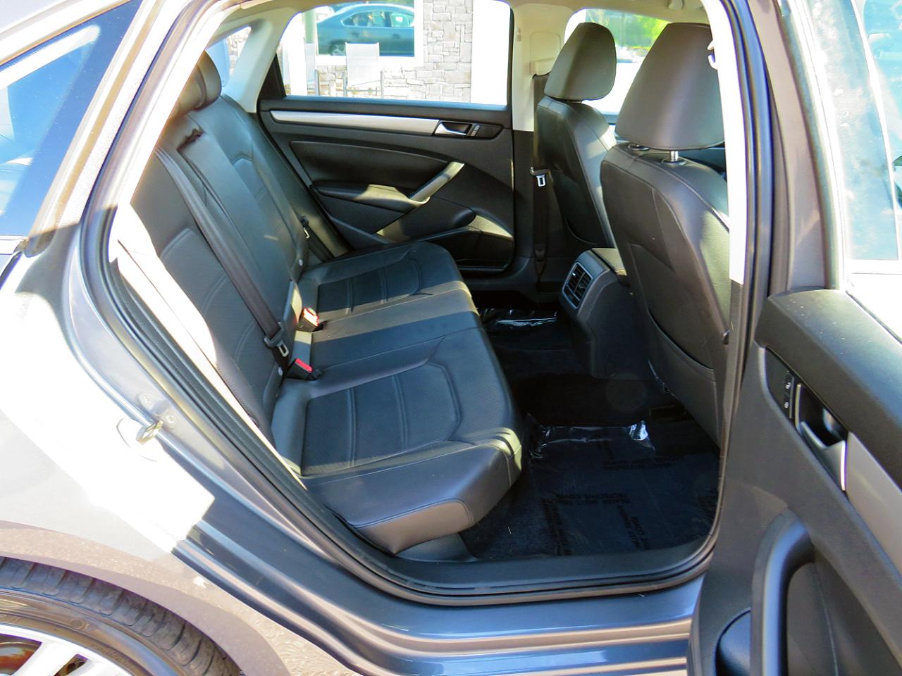 Volkswagen Passat 4dr Sdn 1.8T Auto SE w/Sunroof & Nav PZEV 2014