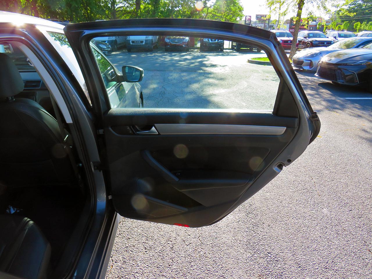 Volkswagen Passat 4dr Sdn 1.8T Auto SE w/Sunroof & Nav PZEV 2014