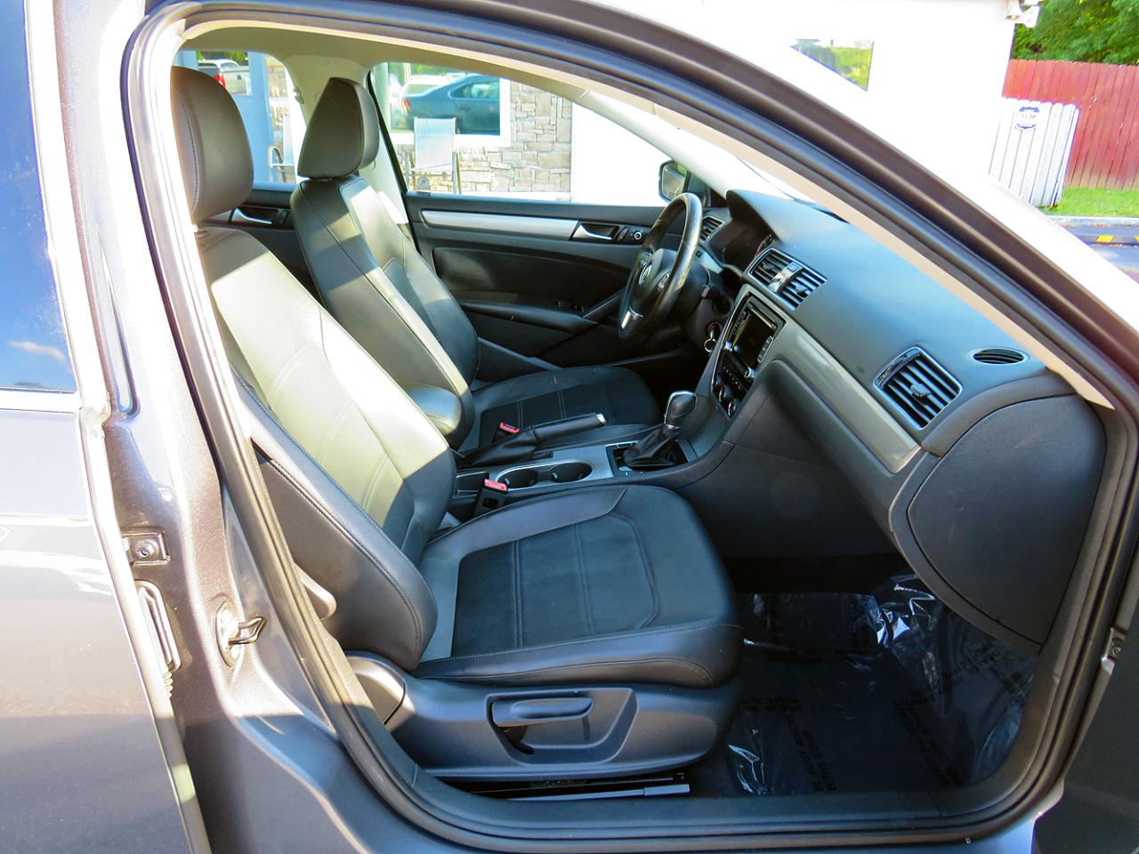 Volkswagen Passat 4dr Sdn 1.8T Auto SE w/Sunroof & Nav PZEV 2014