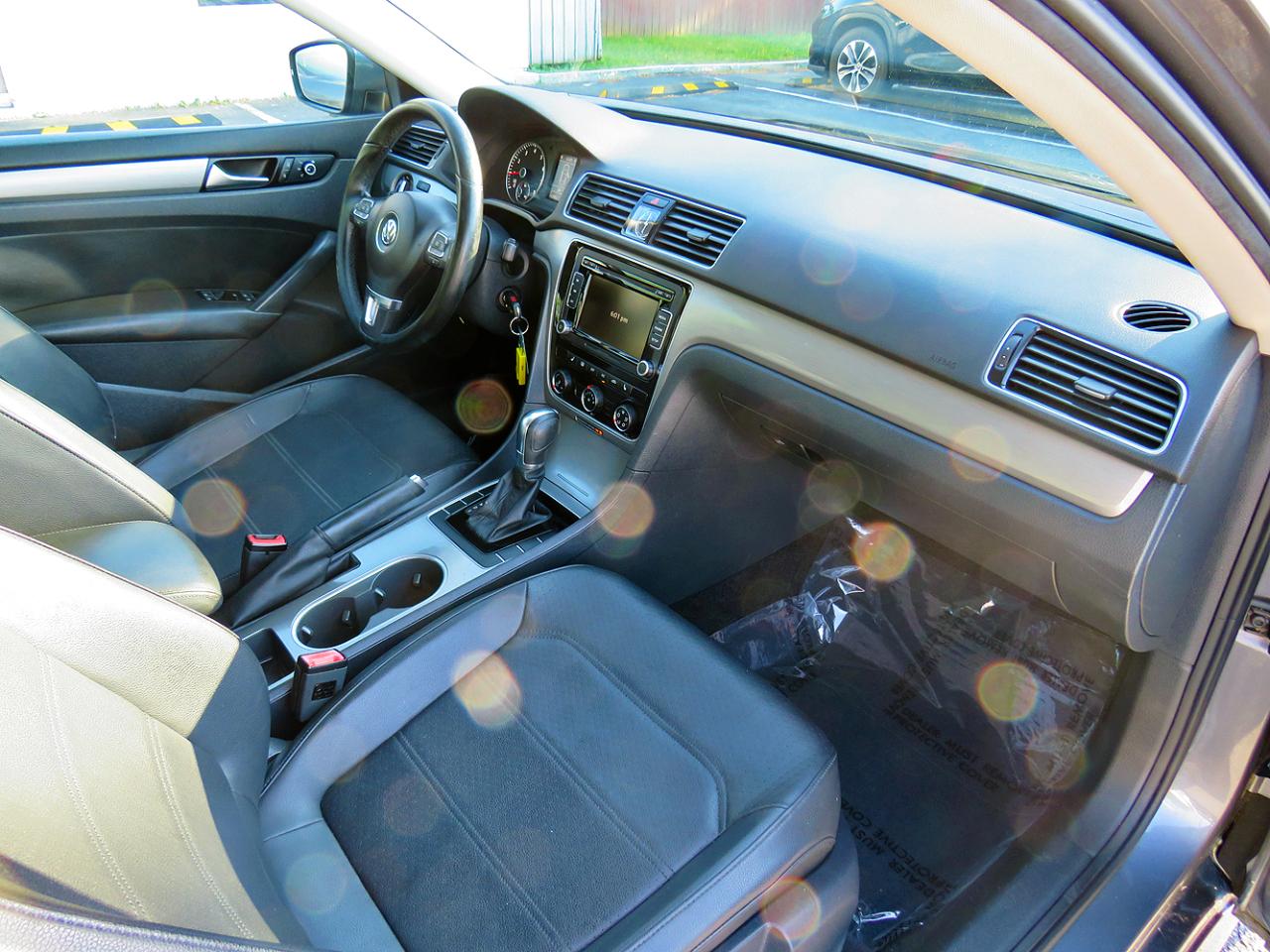 Volkswagen Passat 4dr Sdn 1.8T Auto SE w/Sunroof & Nav PZEV 2014