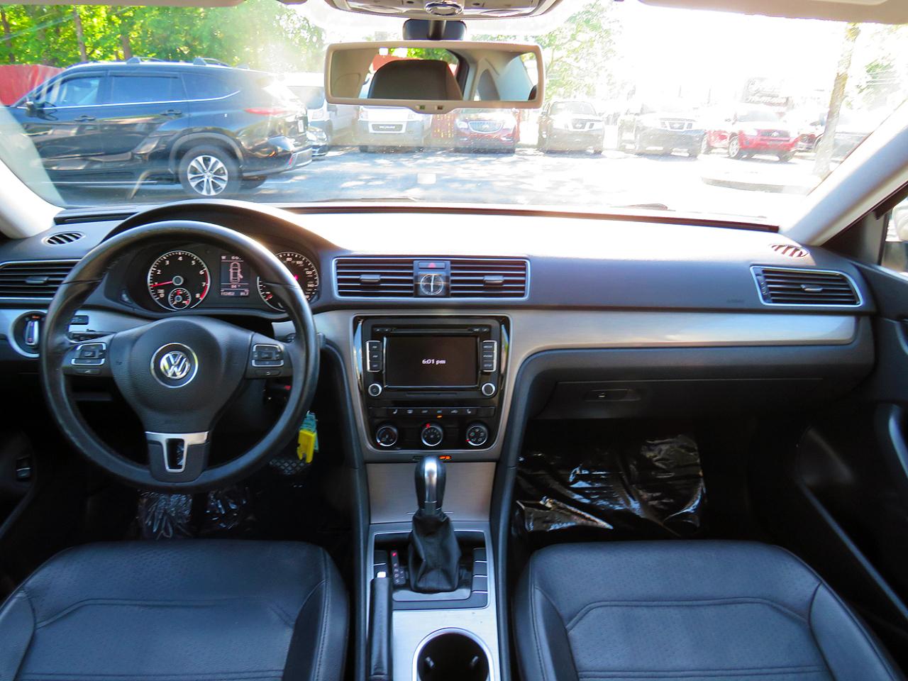 Volkswagen Passat 4dr Sdn 1.8T Auto SE w/Sunroof & Nav PZEV 2014