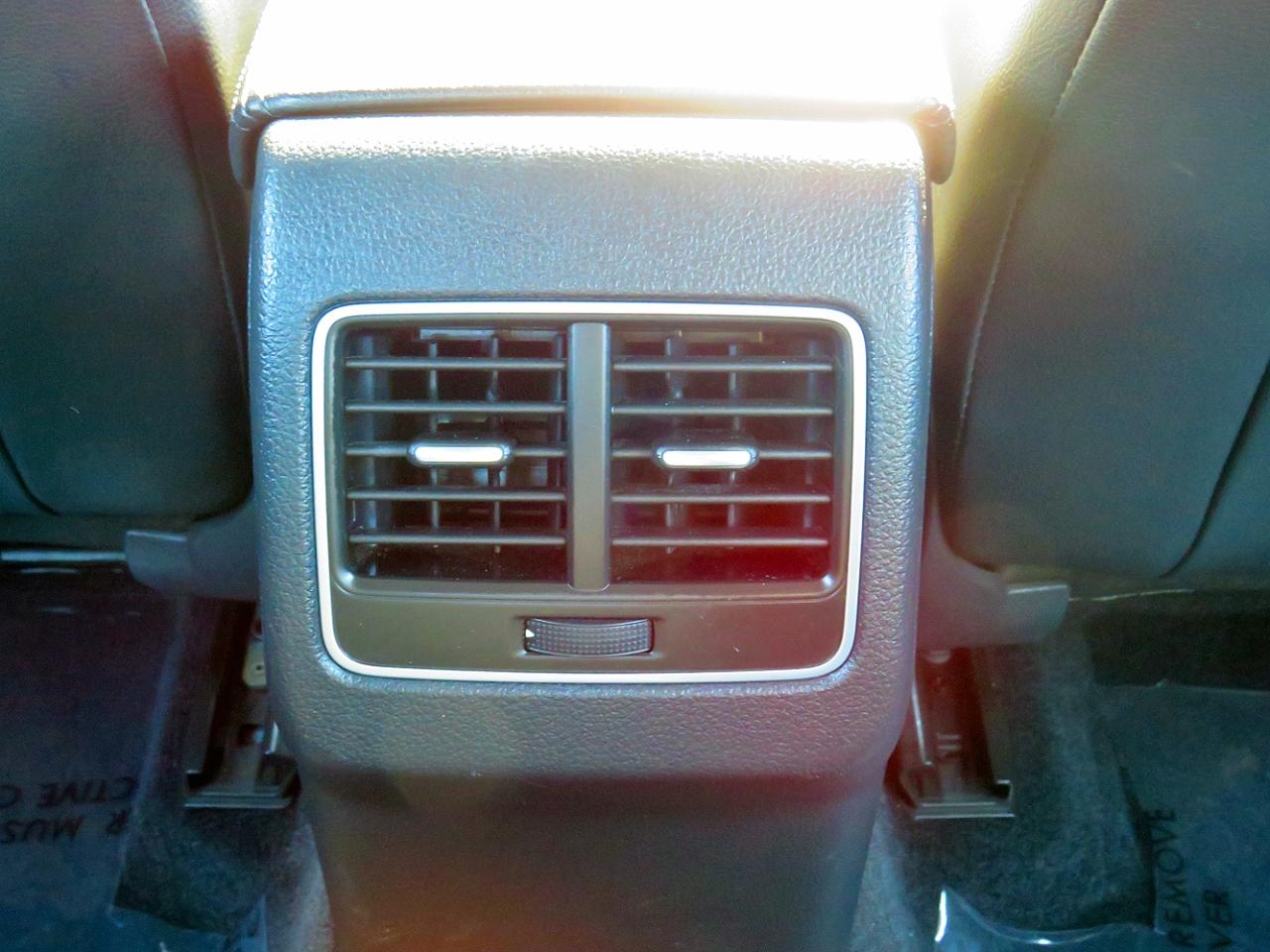 Volkswagen Passat 4dr Sdn 1.8T Auto SE w/Sunroof & Nav PZEV 2014