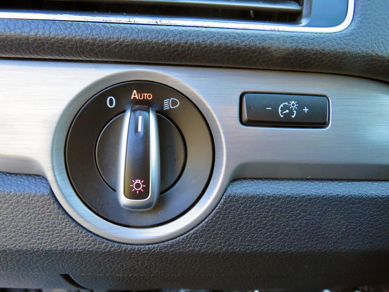 Volkswagen Passat 4dr Sdn 1.8T Auto SE w/Sunroof & Nav PZEV 2014