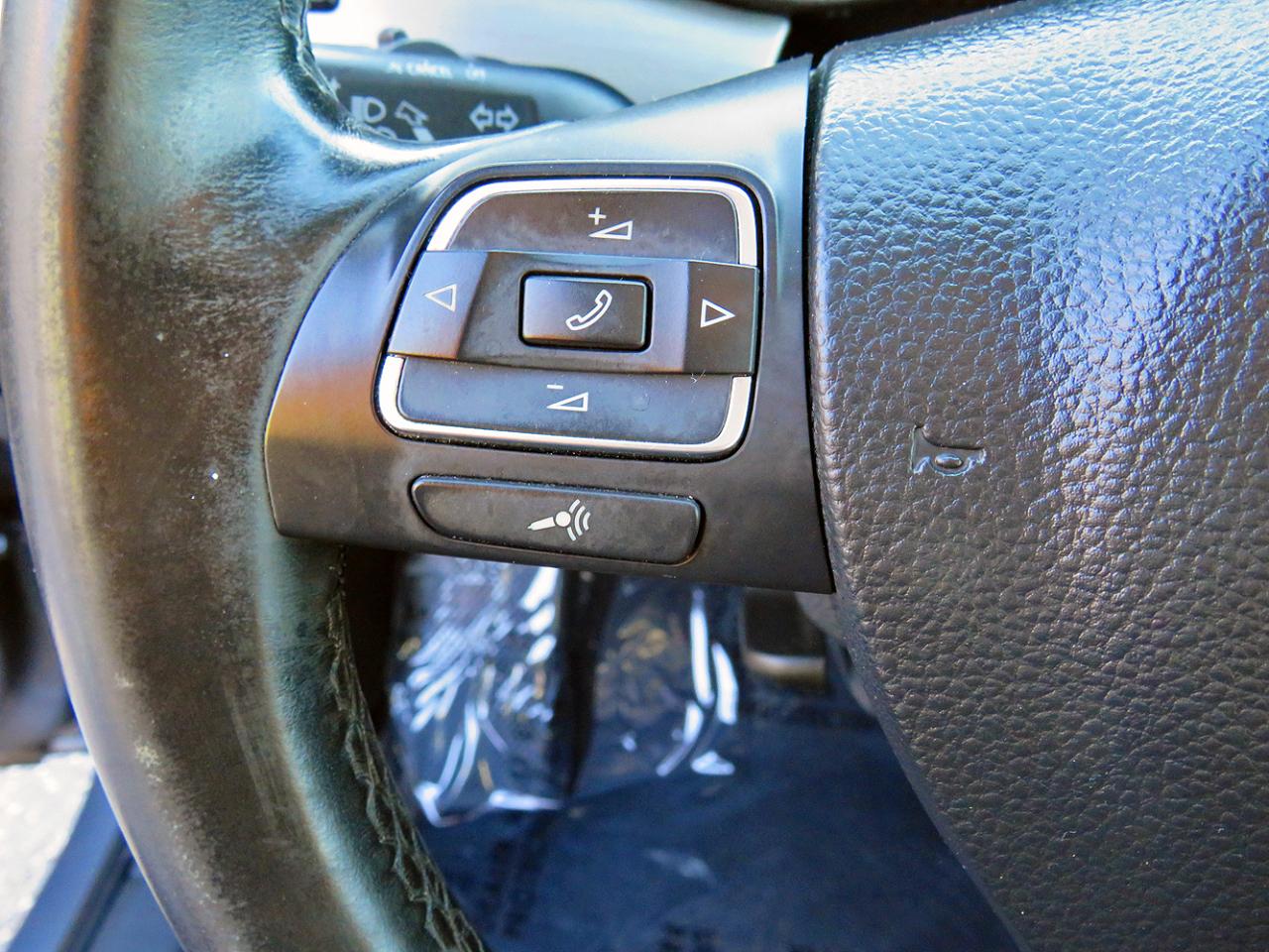 Volkswagen Passat 4dr Sdn 1.8T Auto SE w/Sunroof & Nav PZEV 2014