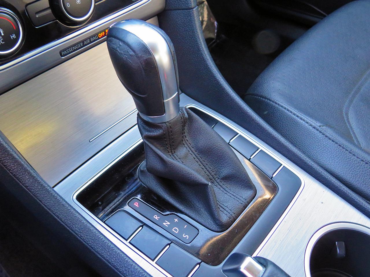 Volkswagen Passat 4dr Sdn 1.8T Auto SE w/Sunroof & Nav PZEV 2014