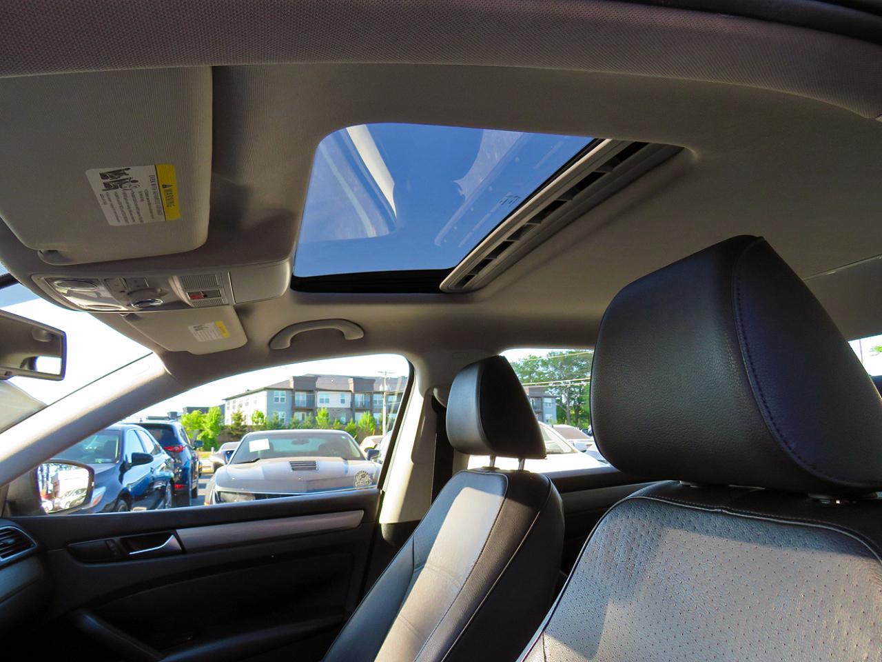 Volkswagen Passat 4dr Sdn 1.8T Auto SE w/Sunroof & Nav PZEV 2014