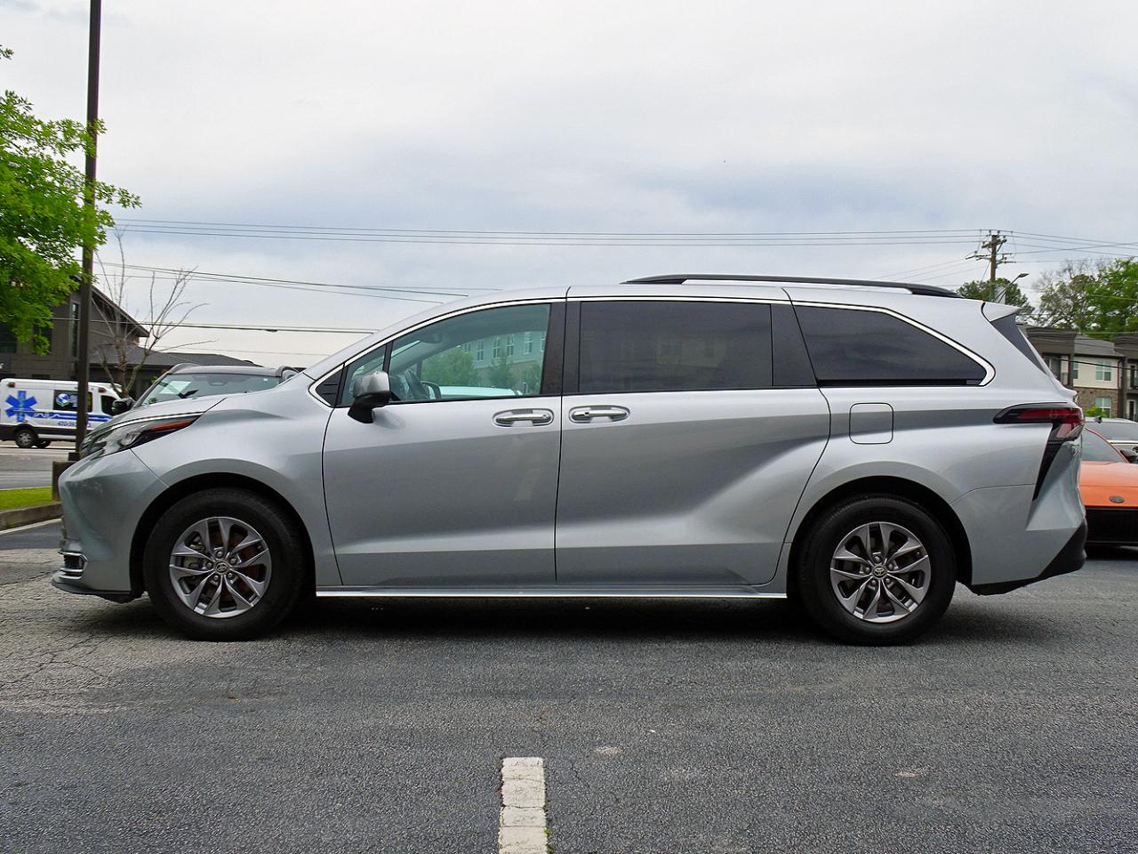 Toyota Sienna XLE FWD 8-Passenger (Natl) 2024