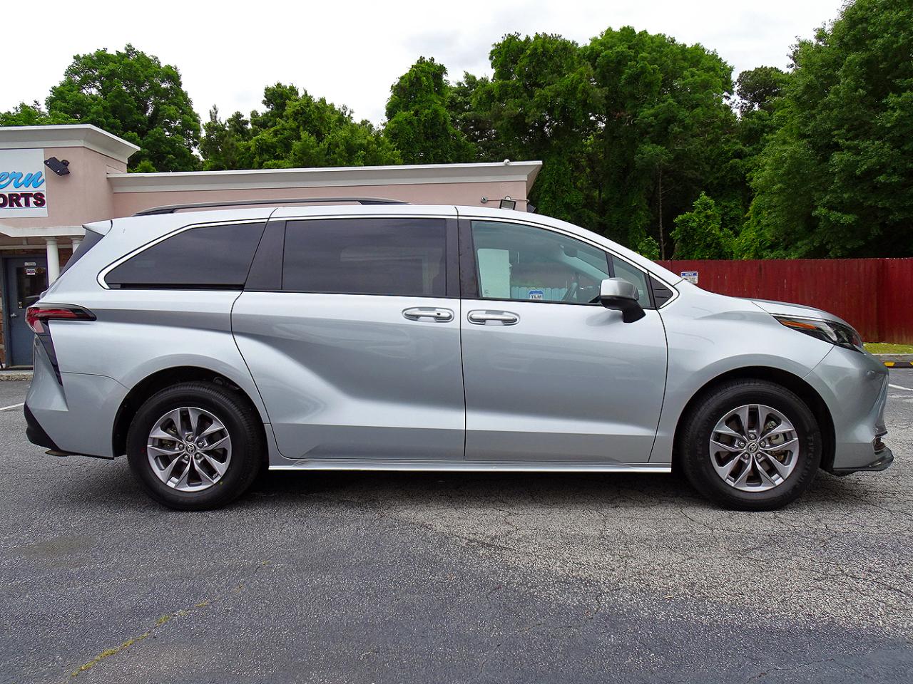 Toyota Sienna XLE FWD 8-Passenger (Natl) 2024