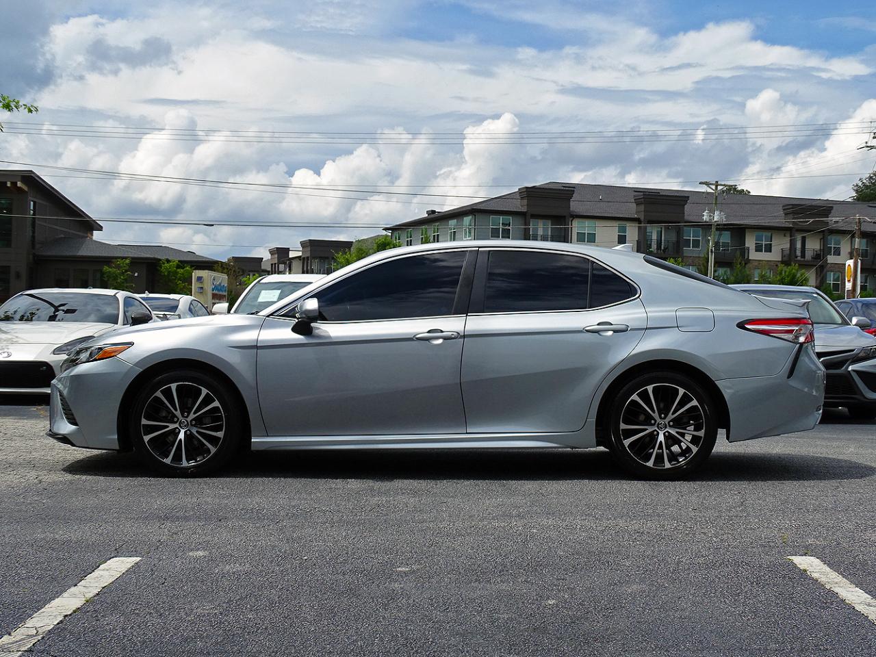 Toyota Camry SE Auto (Natl) 2020