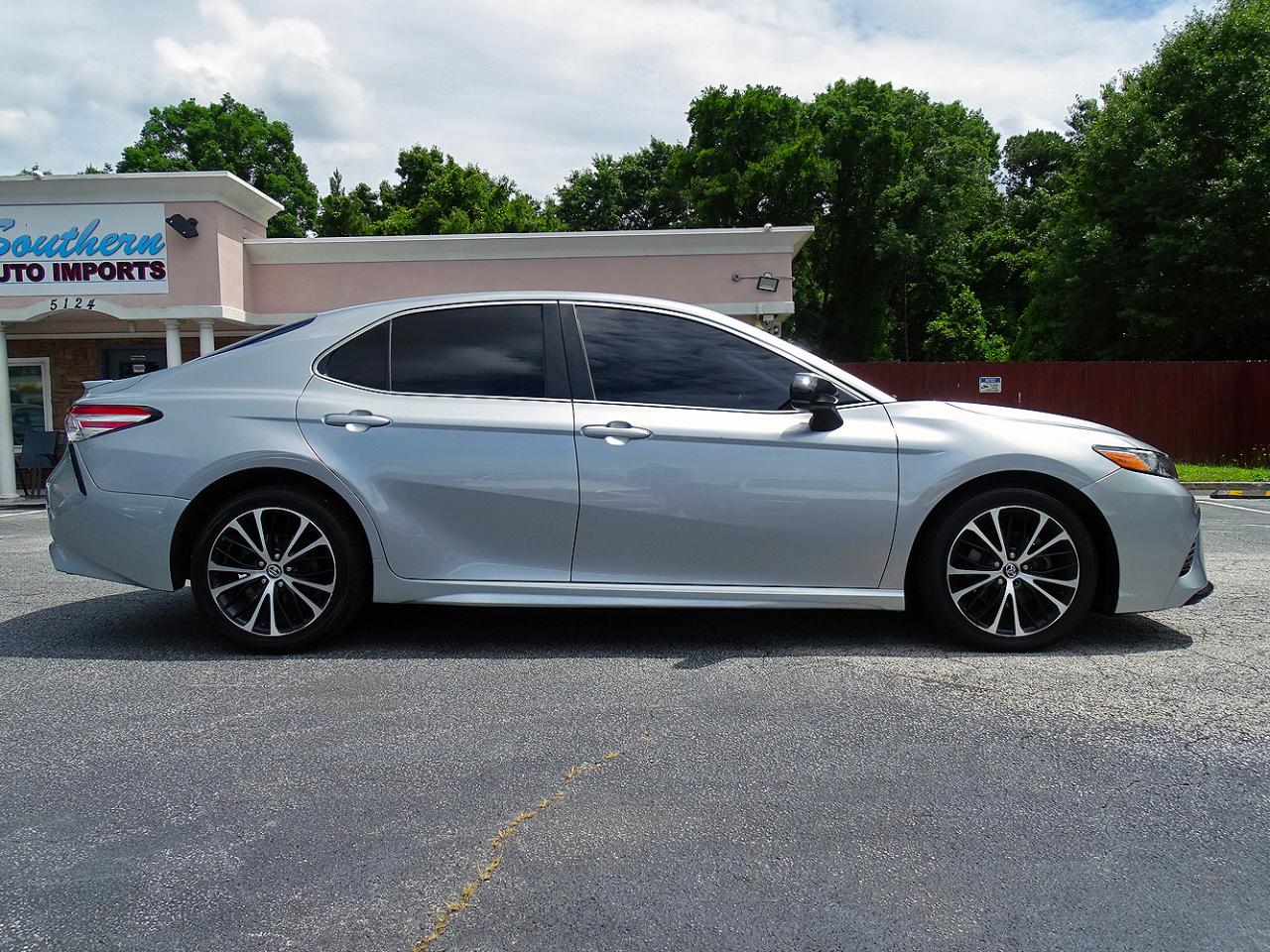 Toyota Camry SE Auto (Natl) 2020