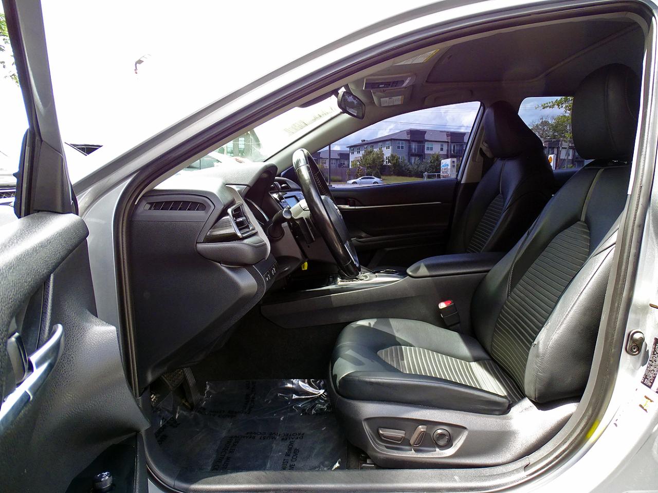 Toyota Camry SE Auto (Natl) 2020