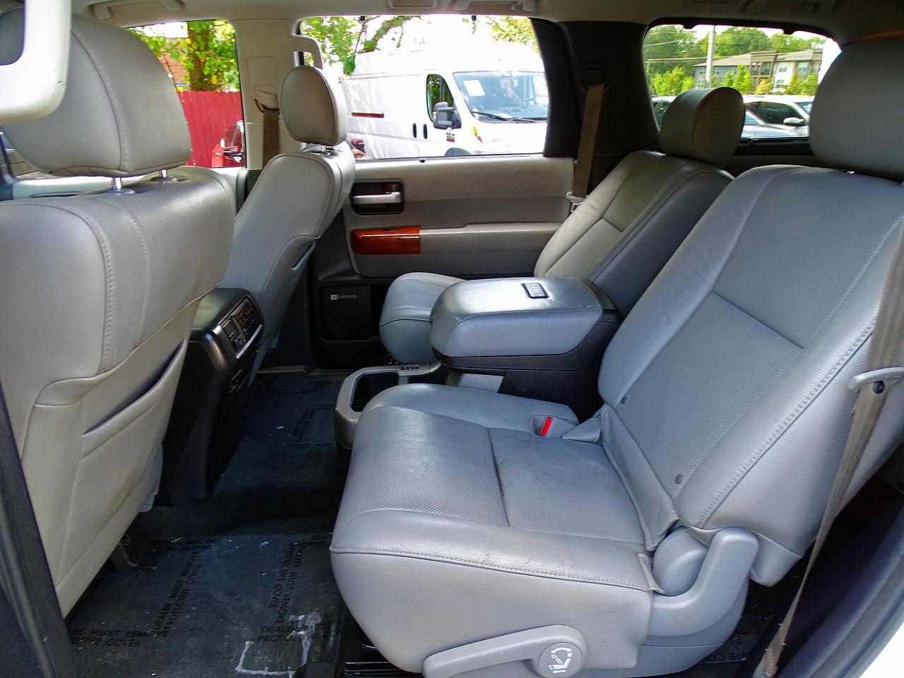 Toyota Sequoia photo 32