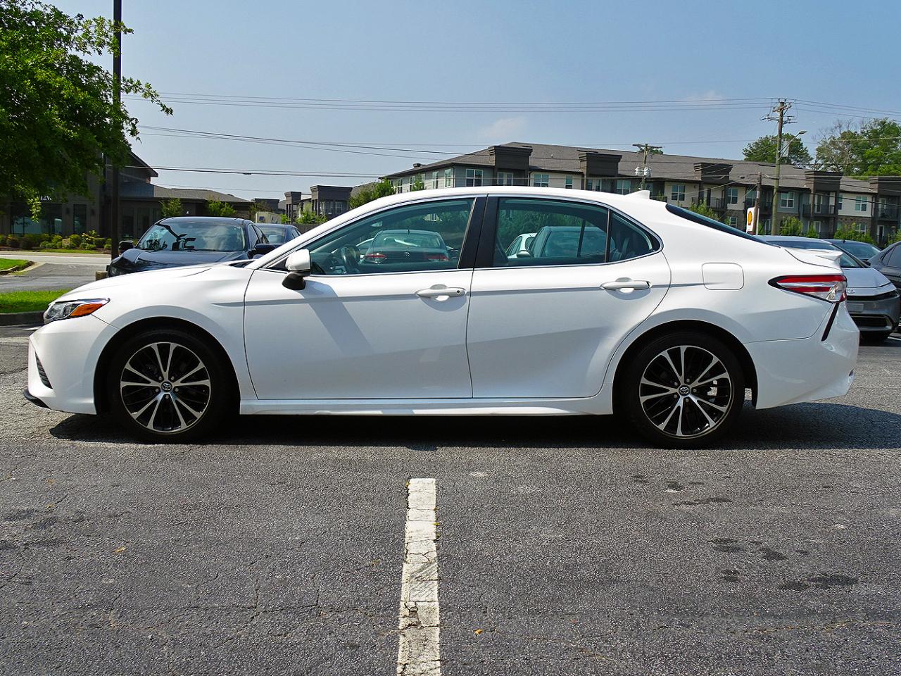 Toyota Camry SE Auto (Natl) 2020