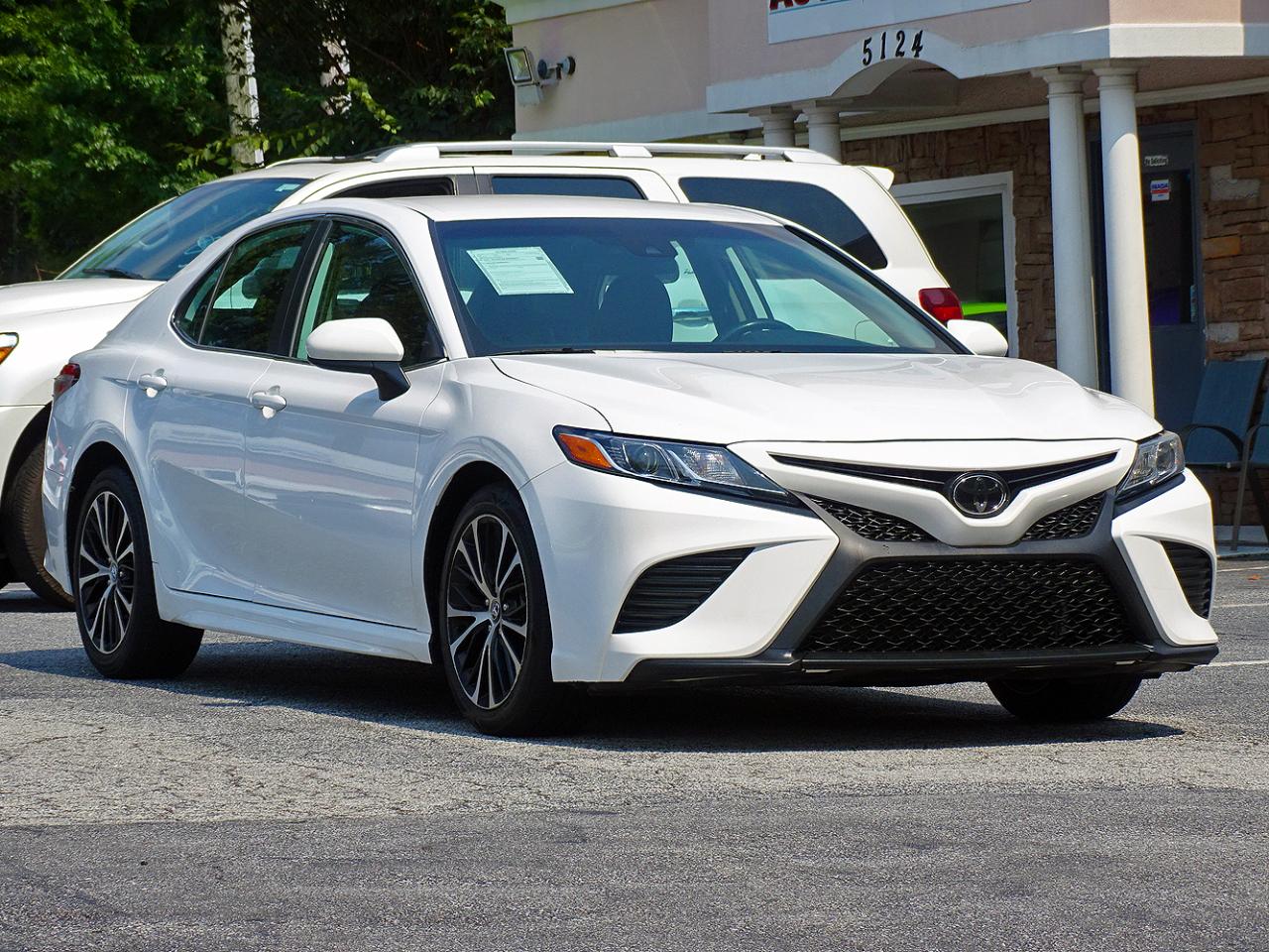 Toyota Camry SE Auto (Natl) 2020