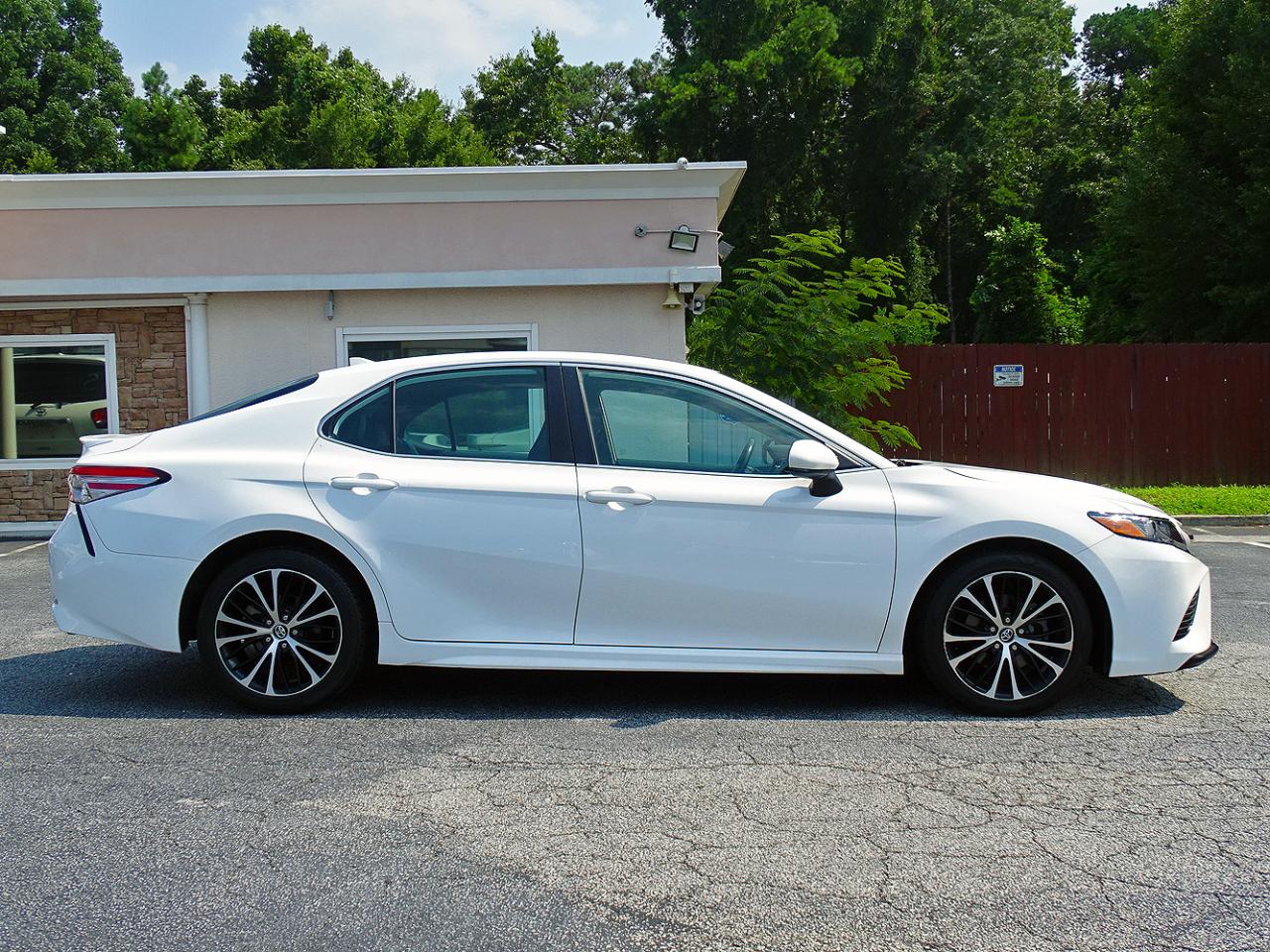 Toyota Camry SE Auto (Natl) 2020