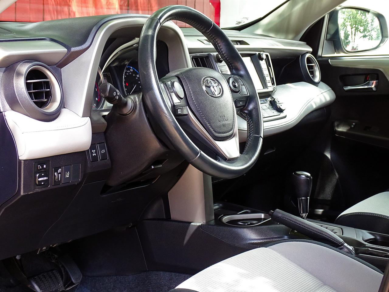 Toyota RAV4 XLE AWD (Natl) 2017
