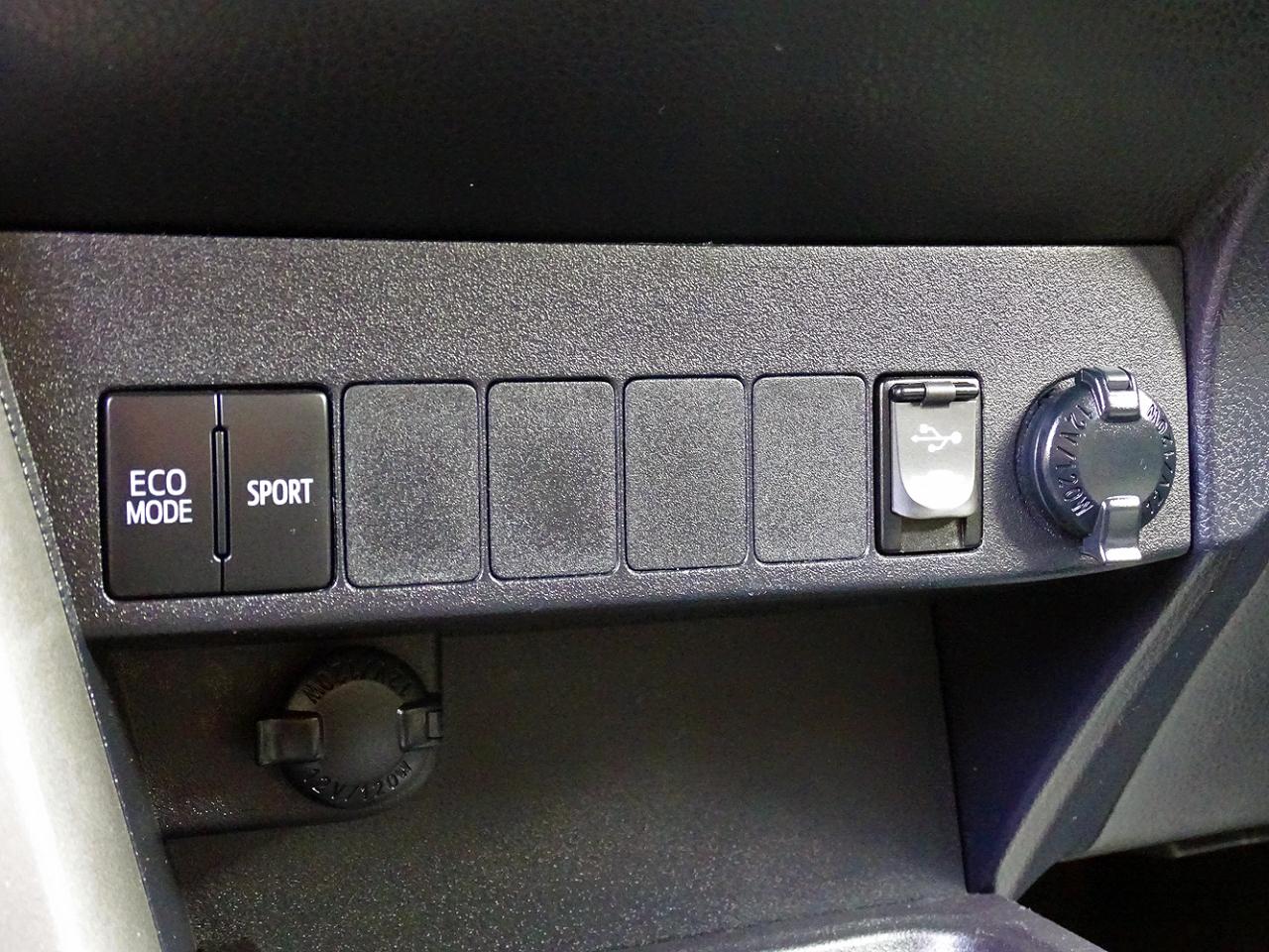 Toyota RAV4 XLE AWD (Natl) 2017