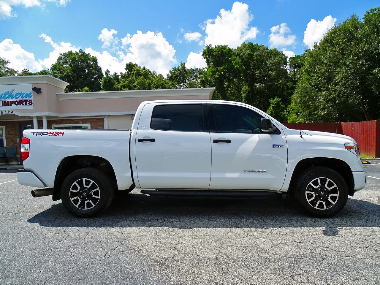 Toyota Tundra 4WD SR5 CrewMax 5.5' Bed 5.7L (Natl) 2017