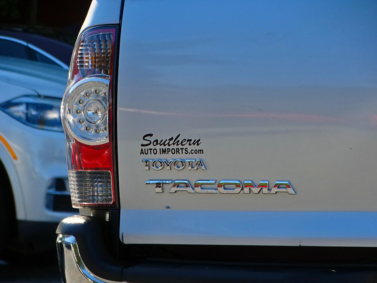 Toyota Tacoma 4WD Double Cab V6 AT SR5 (Natl) 2011