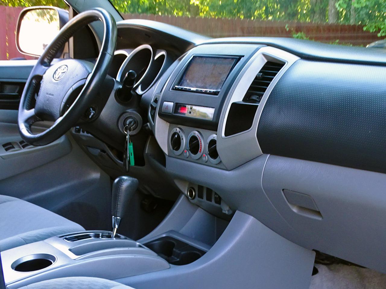 Toyota Tacoma 4WD Double Cab V6 AT SR5 (Natl) 2011