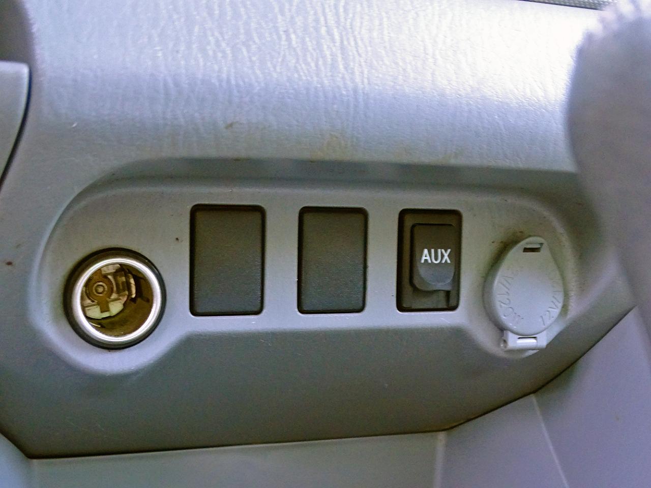Toyota Tacoma 4WD Double Cab V6 AT SR5 (Natl) 2011