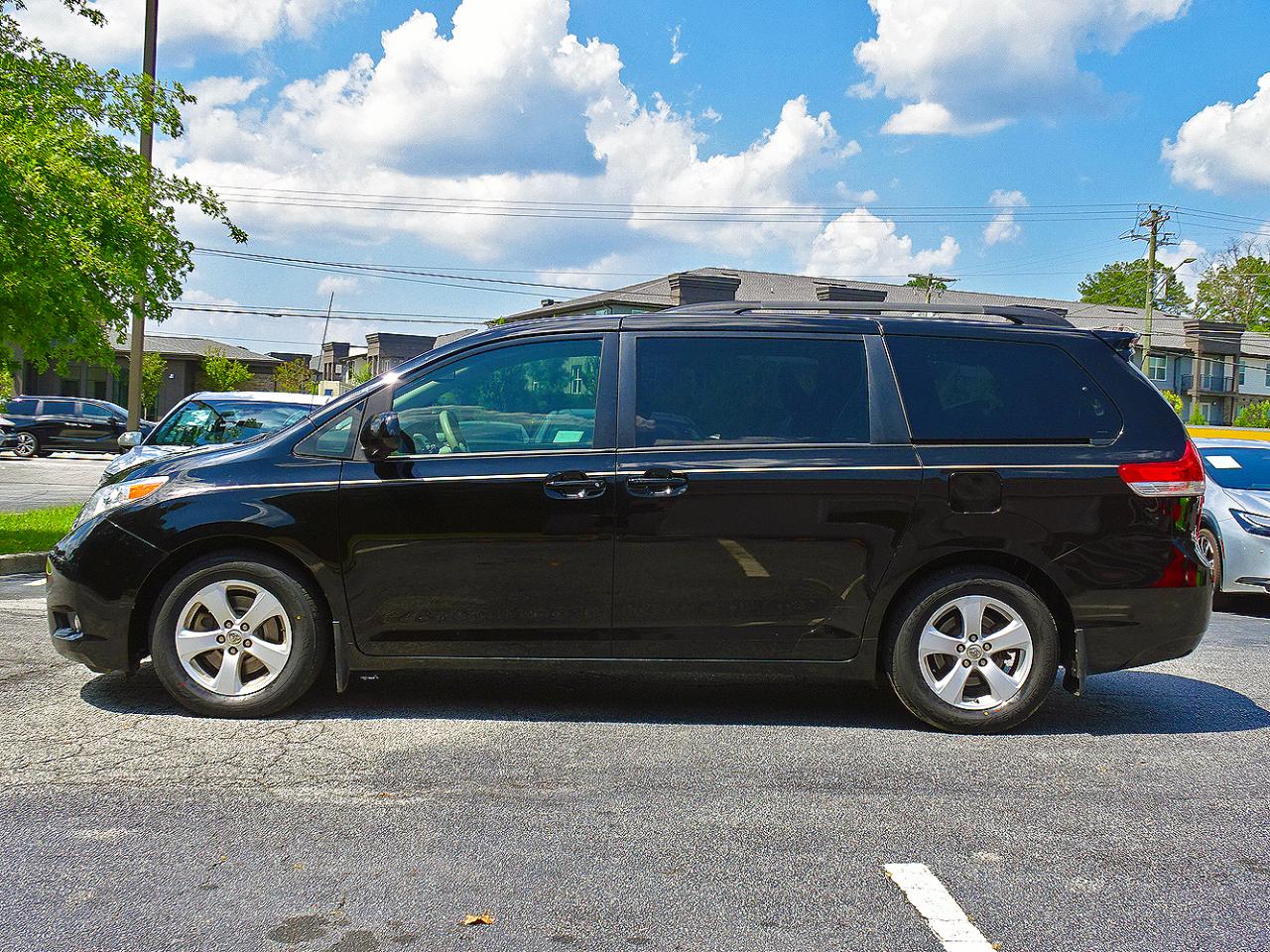 Toyota Sienna 5dr 8-Pass Van V6 LE FWD (Natl) 2014