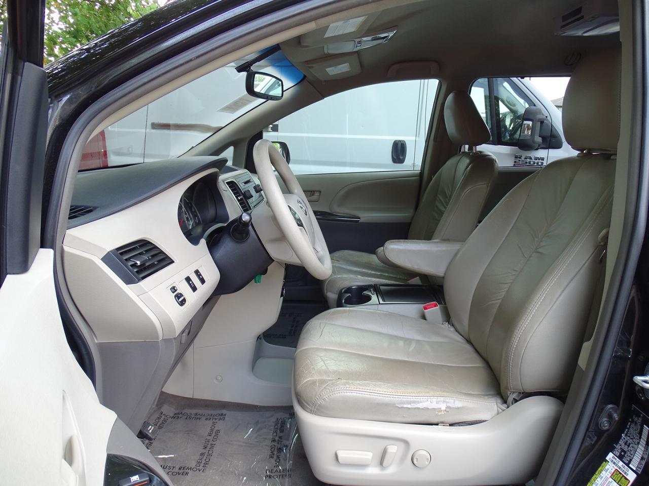 Toyota Sienna 5dr 8-Pass Van V6 LE FWD (Natl) 2014