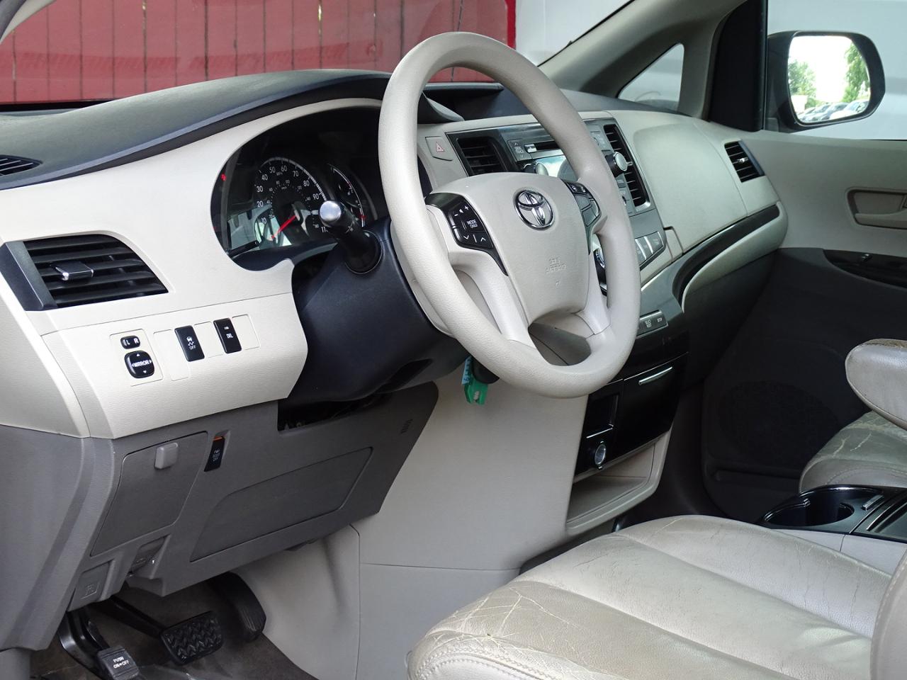 Toyota Sienna 5dr 8-Pass Van V6 LE FWD (Natl) 2014