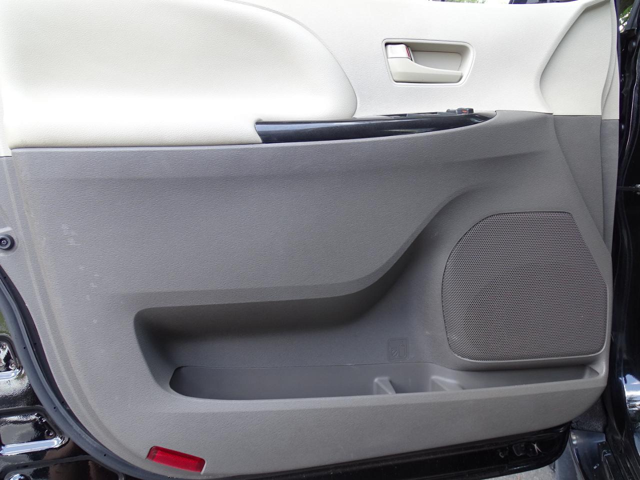 Toyota Sienna 5dr 8-Pass Van V6 LE FWD (Natl) 2014