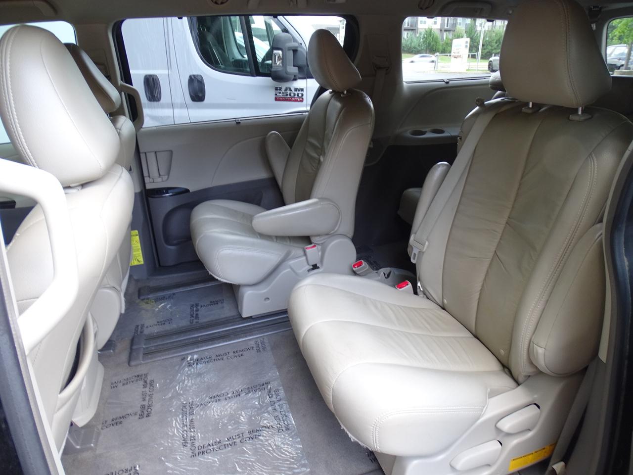 Toyota Sienna 5dr 8-Pass Van V6 LE FWD (Natl) 2014