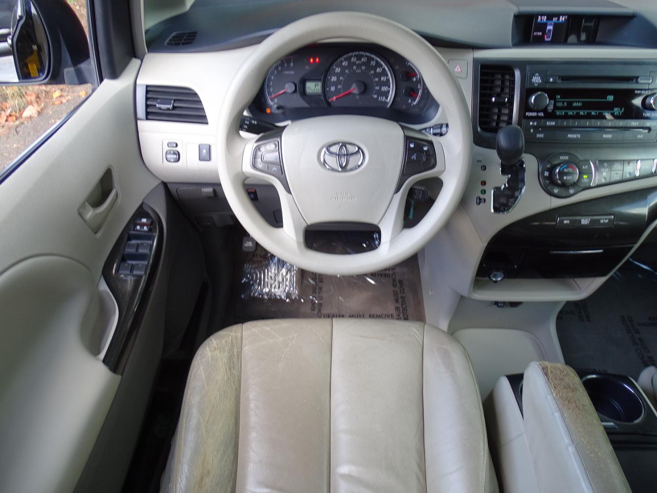 Toyota Sienna 5dr 8-Pass Van V6 LE FWD (Natl) 2014