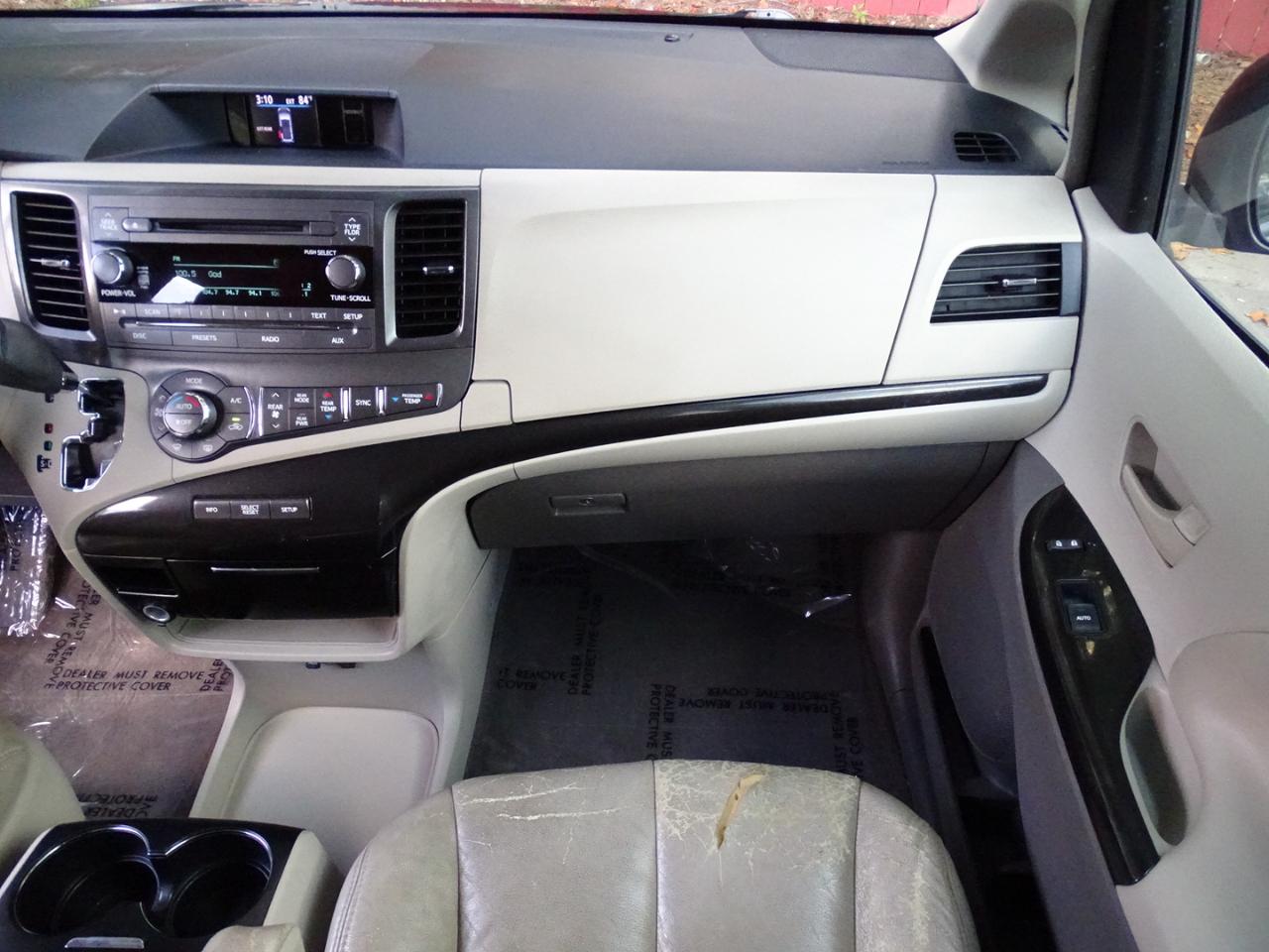 Toyota Sienna 5dr 8-Pass Van V6 LE FWD (Natl) 2014