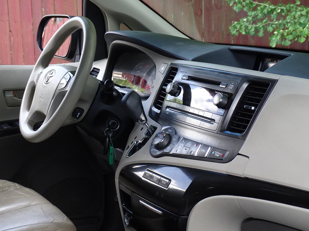 Toyota Sienna 5dr 8-Pass Van V6 LE FWD (Natl) 2014