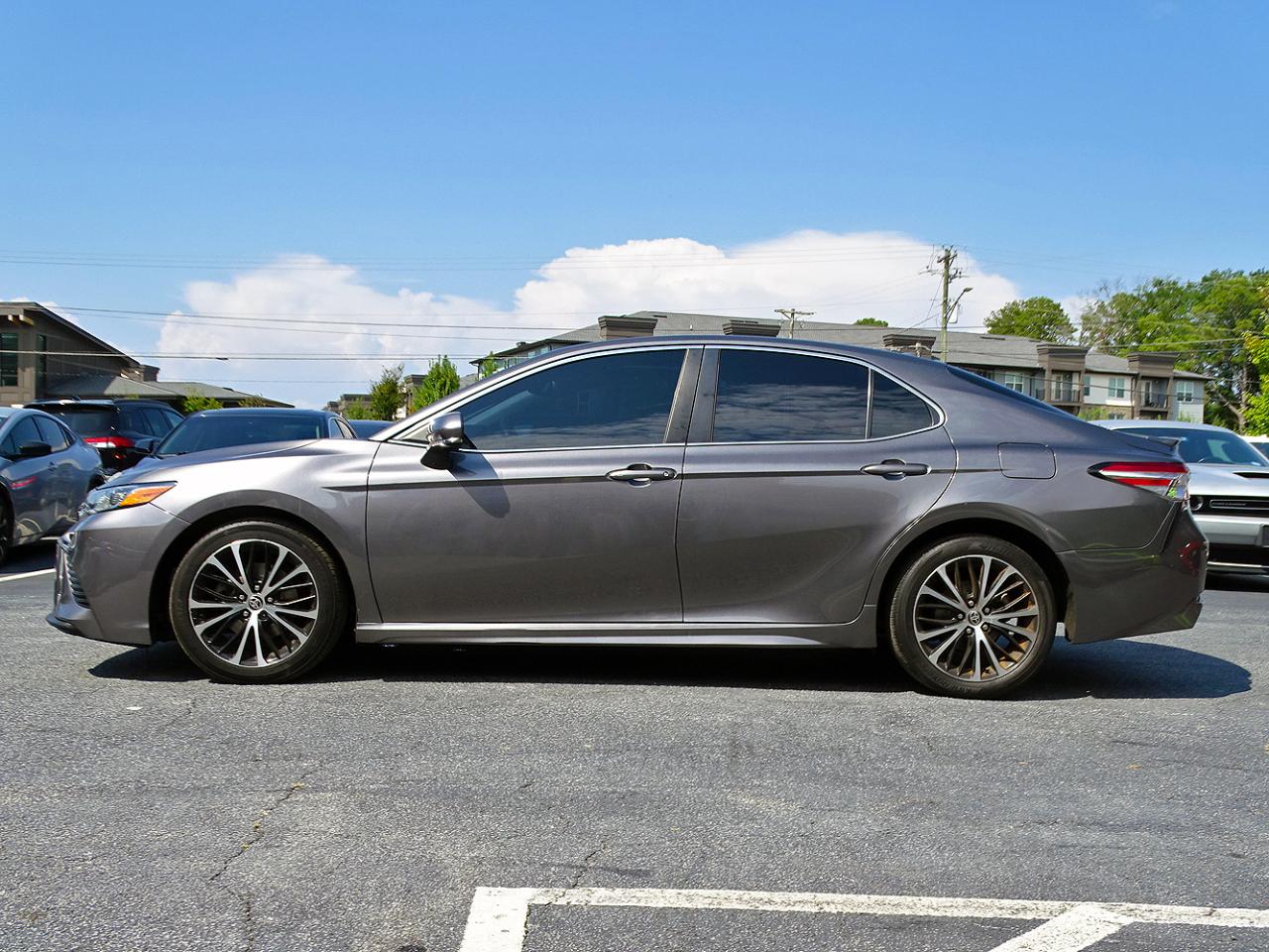 Toyota Camry SE Auto (Natl) 2020