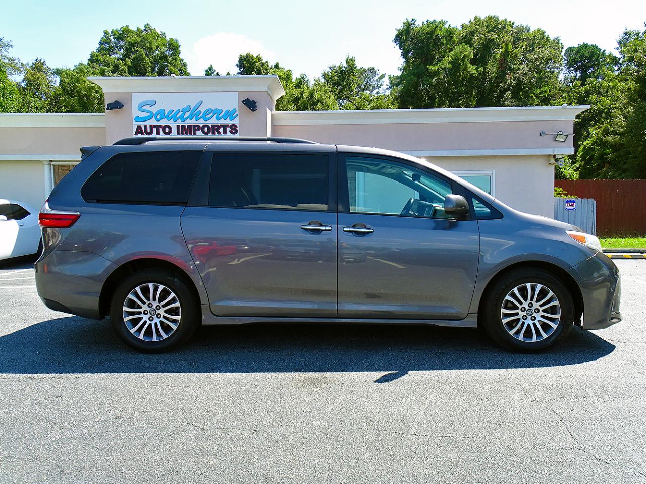 Toyota Sienna XLE 8-Passenger FWD 2020