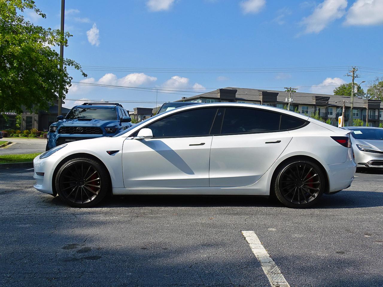 Tesla Model 3 photo 4